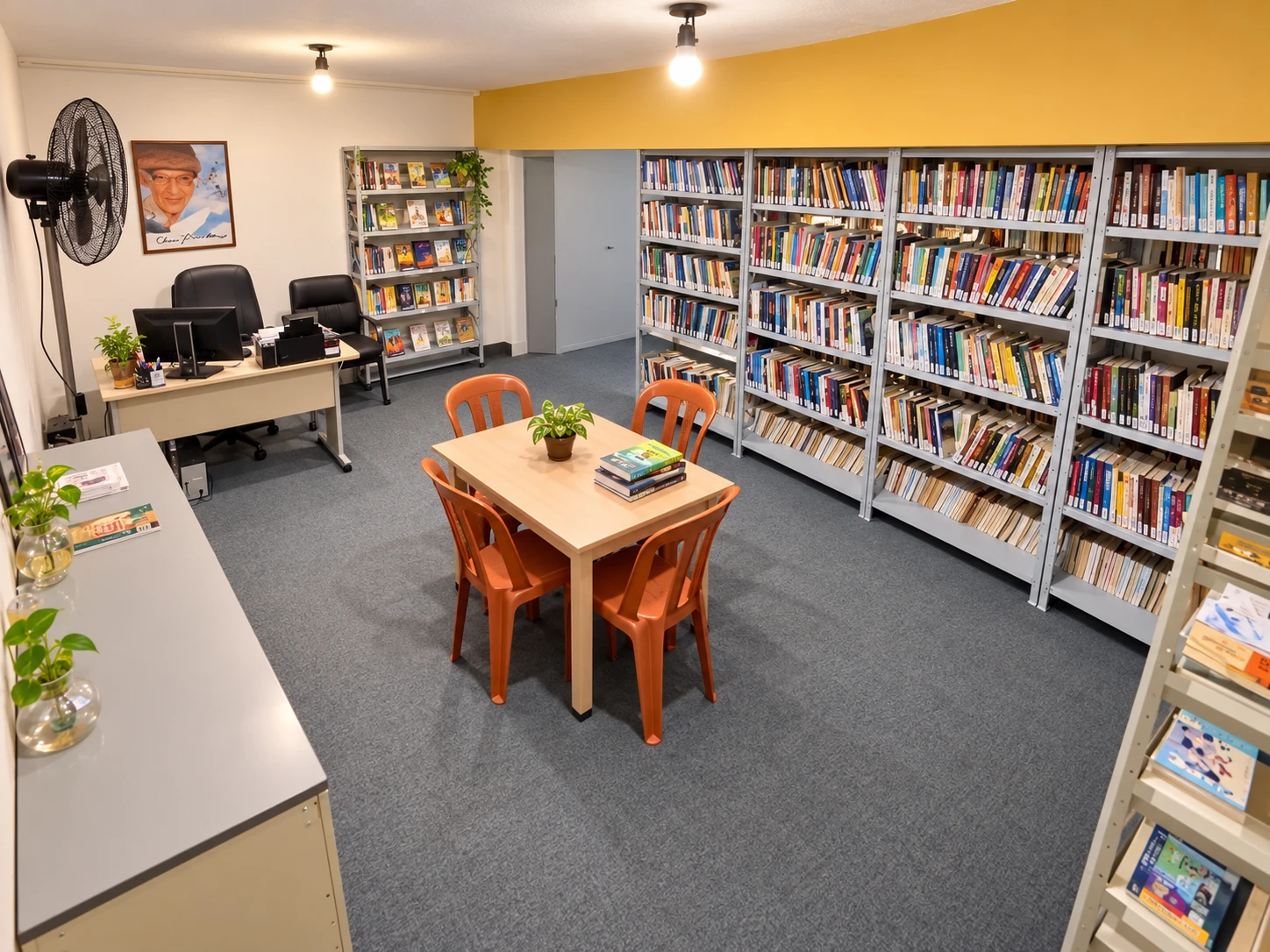 Sala da Livraria e Biblioteca Fonte Viva, com estantes de livros e mesa de leitura